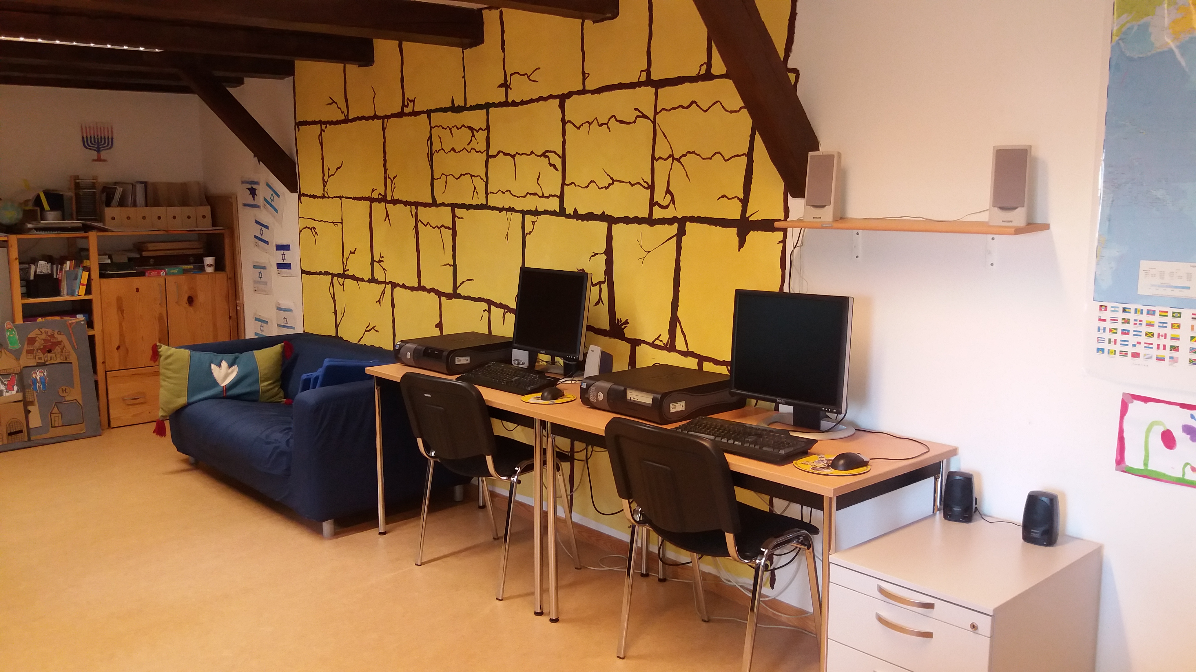 Jugendraum: von den Jugendlichen selbst gestaltete Wand im Kotel-Design (Klagemauer) mit Computerplätzen für (Schul-)Arbeit und Freizeit