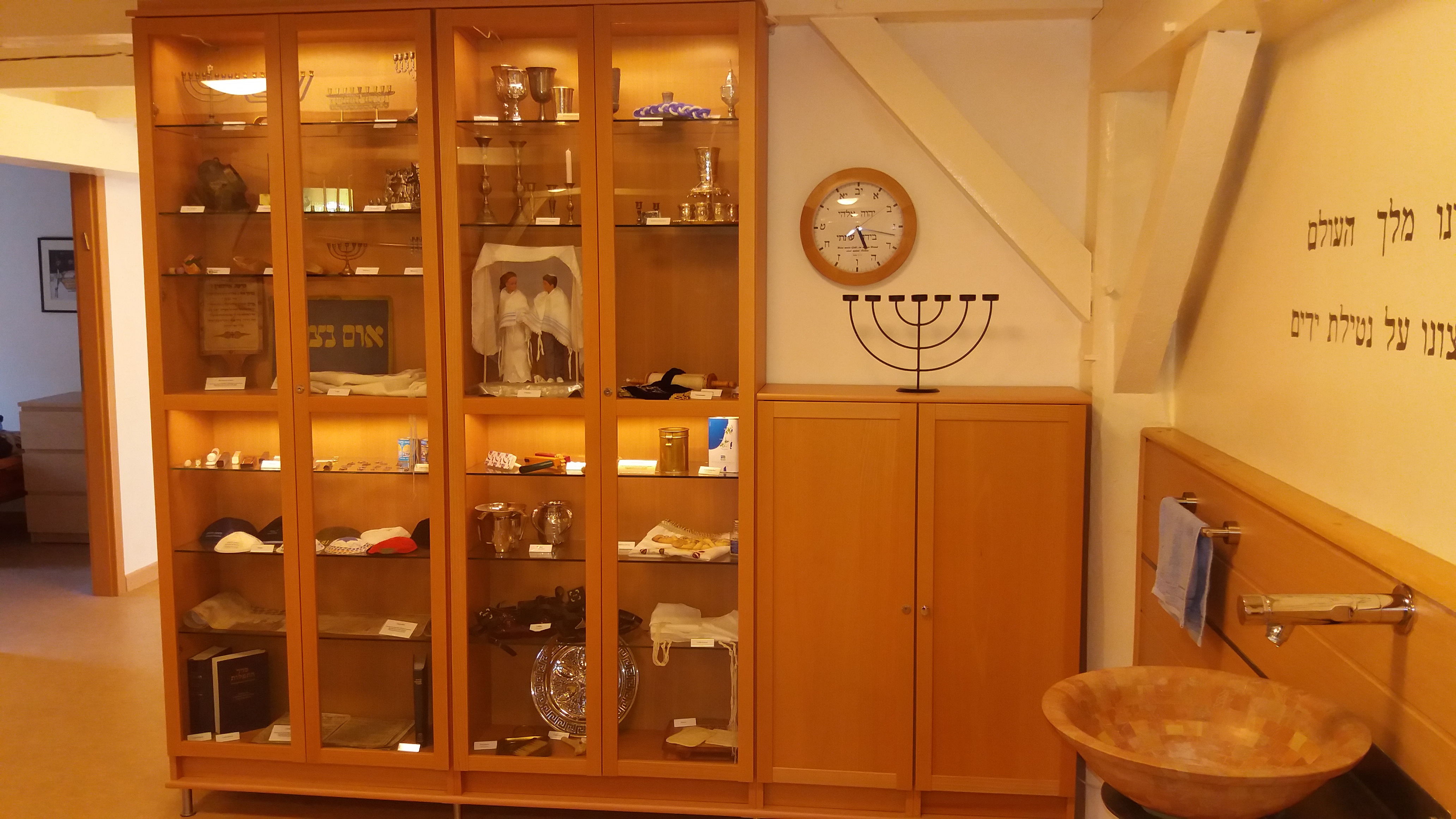 Vitrine mit Judaica (Gebrauchsgegenständen)