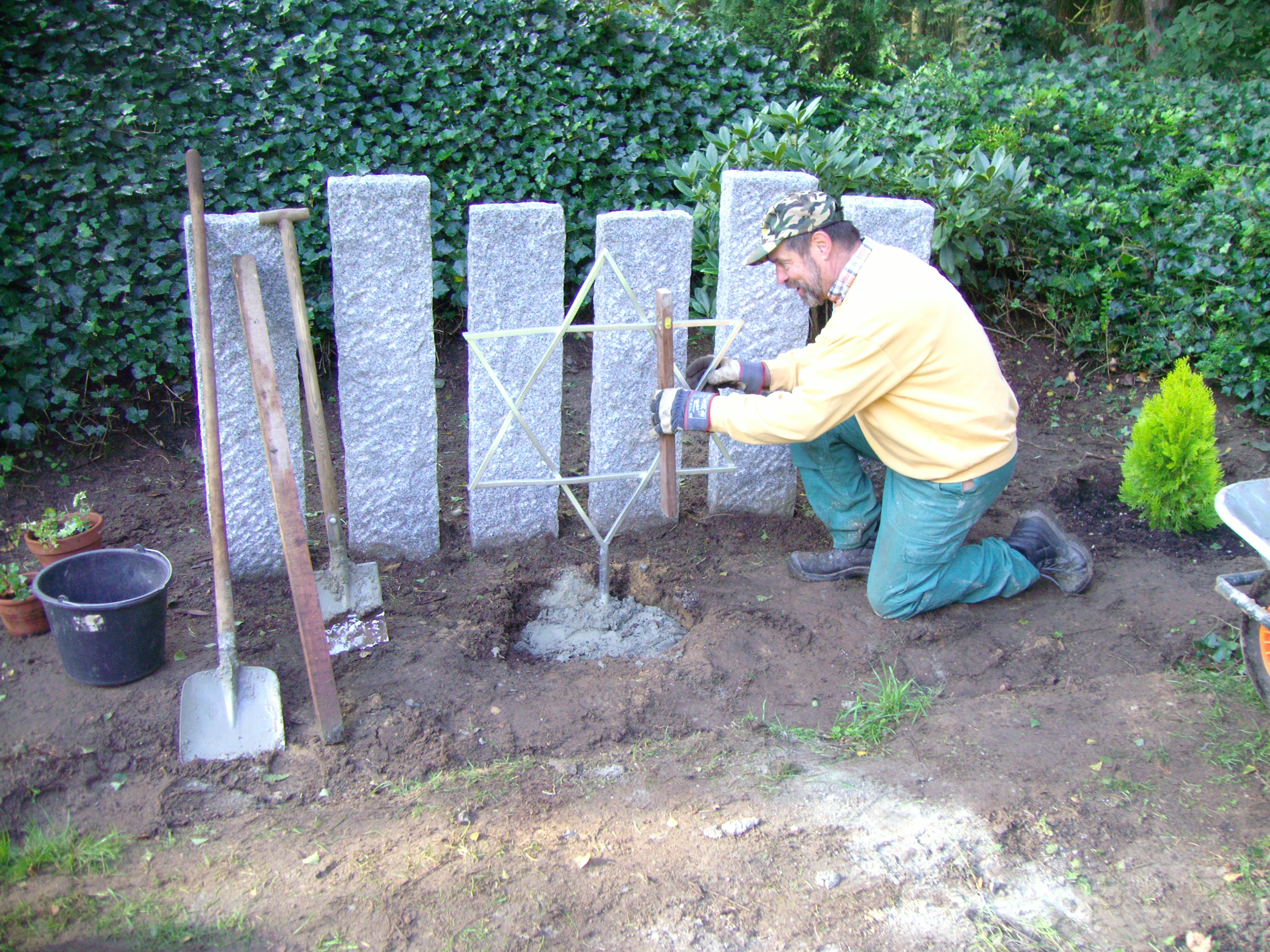 Bad Segeberg - Gemeindemitglied bei der Friedhofspflege