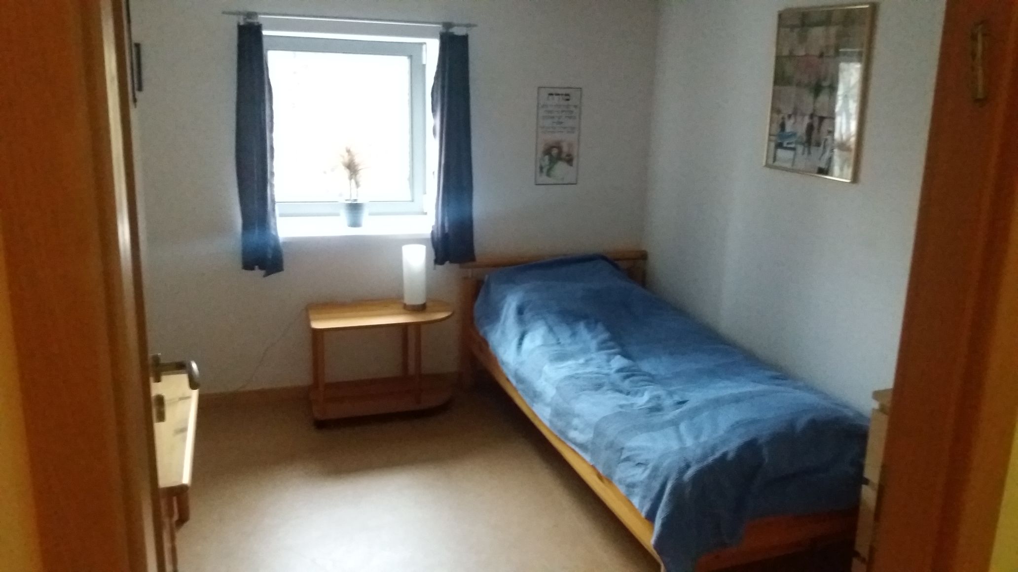 Freundlich gestaltete Gästezimmer laden auswärtige Schabbatgäste ein