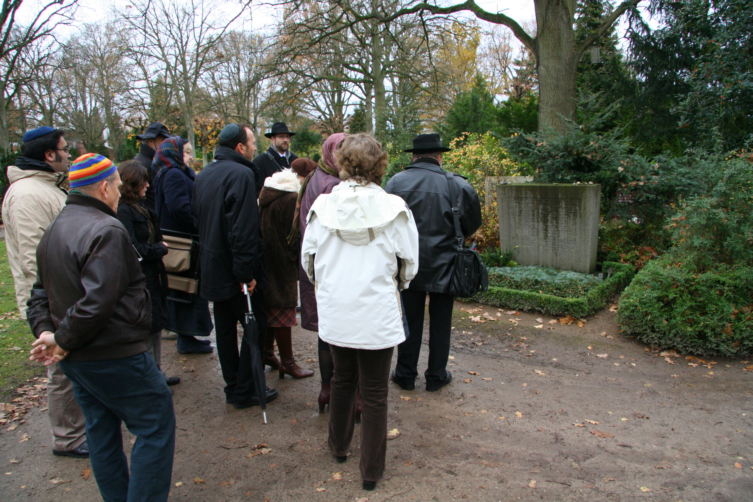 Mitglieder der Jüdischen Gemeinde Kiel besuchen das Ehrengrab Wilhelm Spiegels neben dem neuen jüdischen Friedhof am Eichhof.
