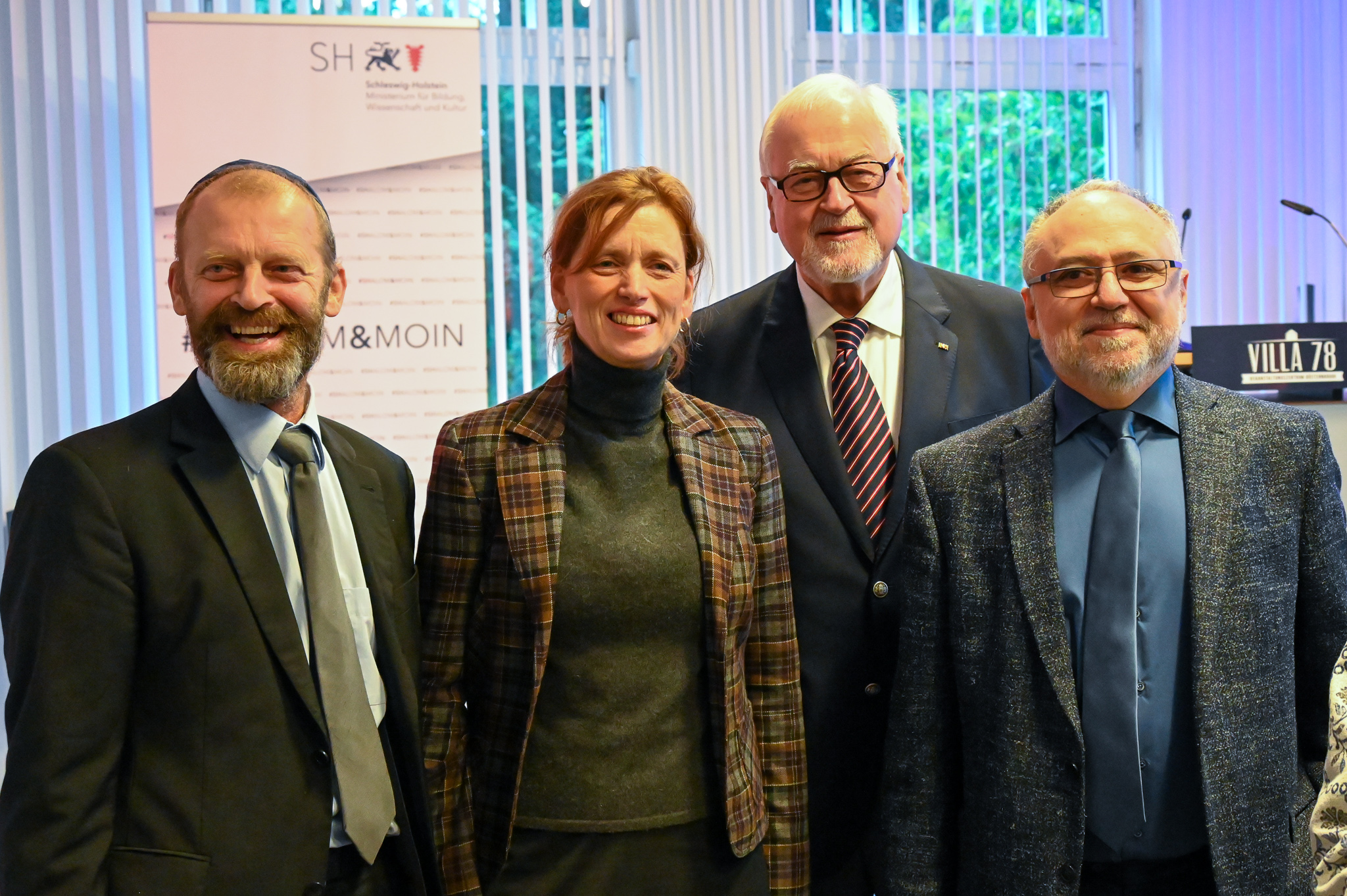 v.l.n.r.: Walter Blender, Ministerin Karin Prien, Dr. h. c. Peter-Harry Carstensen, Igor Wolodarski
Foto: Nissen