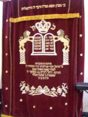 Parochet (Tora-Vorhang) in der Synagoge Pinneberg