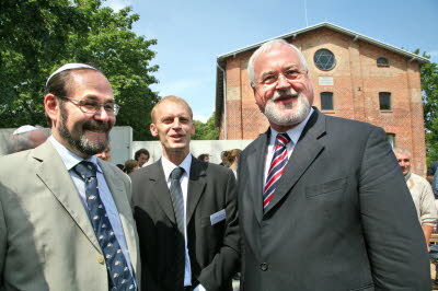 Dr. Jan Mühlstein, Vorsitzender der Union progressiver Juden;

Walter Blender, Vorsitzender der Jüdischen Gemeinde Bad Segeberg und des Landesverbandes;

Peter Harry Carstensen, Ministerpräsident des Landes Schleswig-Holstein

(v.l.n.r.)